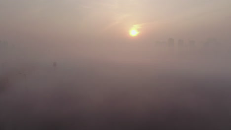 Una-Nueva-Ciudad-En-La-Neblina-Donde-Sale-El-Sol