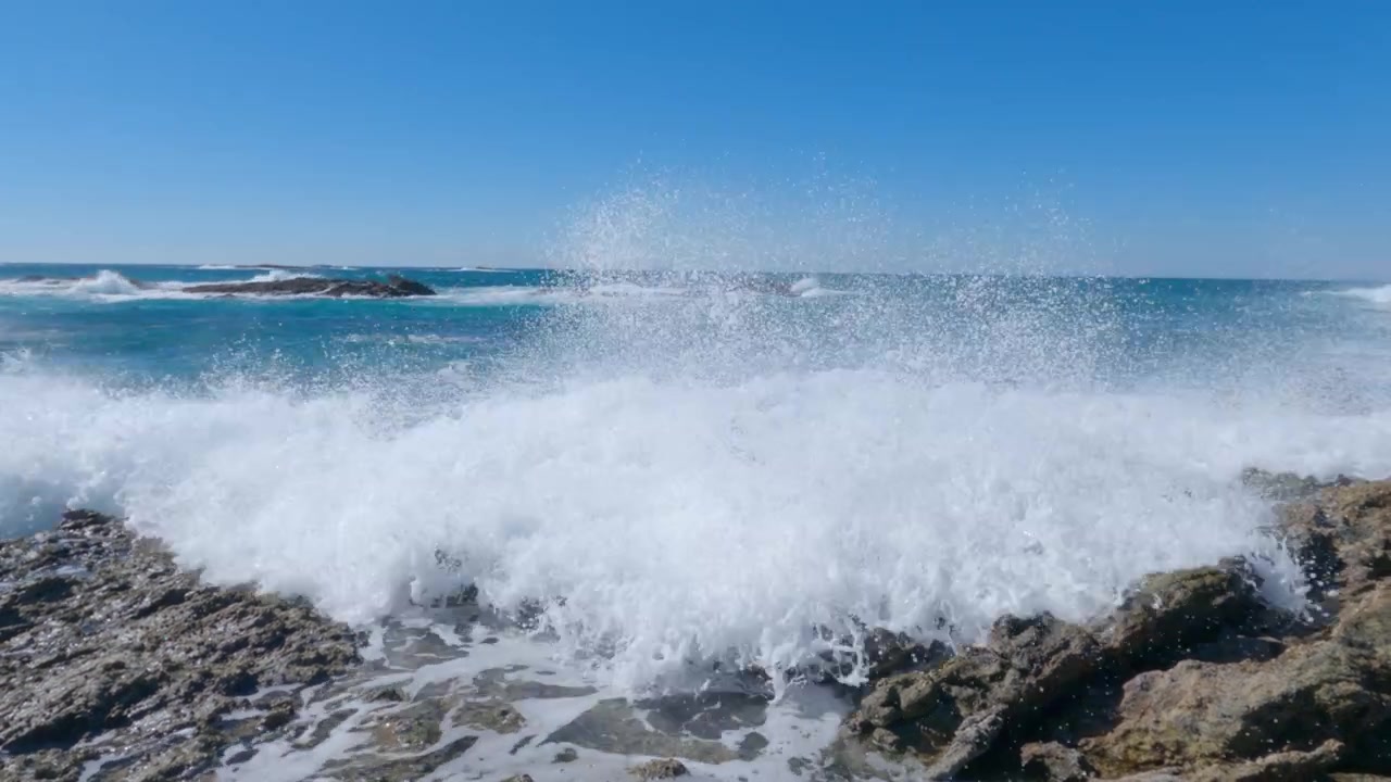 Paesaggio marino dell'isola di Stradbroke con onde oceaniche e costa rocciosa 4K.