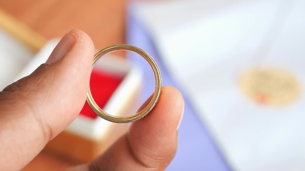 primer plano de un anillo de oro