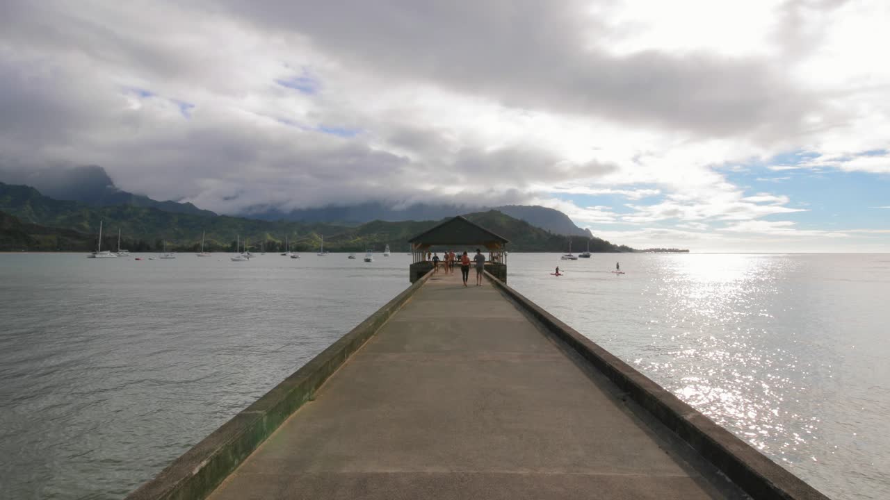 muelle de hanalei puesta de sol en la bahía de hanalei hawaii