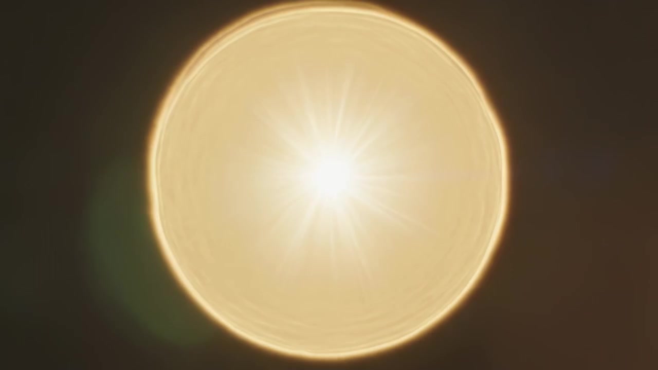 Variazione dell'esposizione della fotocamera che causa l'illuminazione di una lampada rotonda in una stanza buia, creando un effetto stella e bagliori.