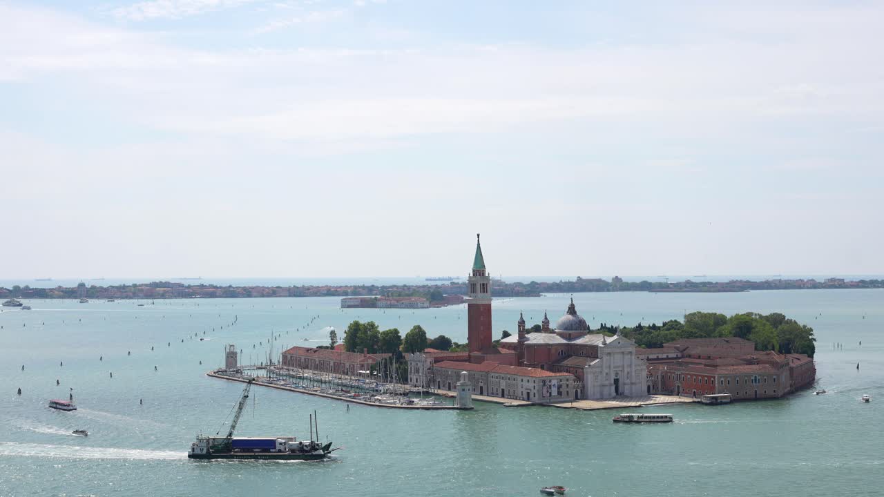 베네치아의 산 조르지오 마조레 (san giorgio maggiore) 에서 항해하는 상인 선박의 영상.