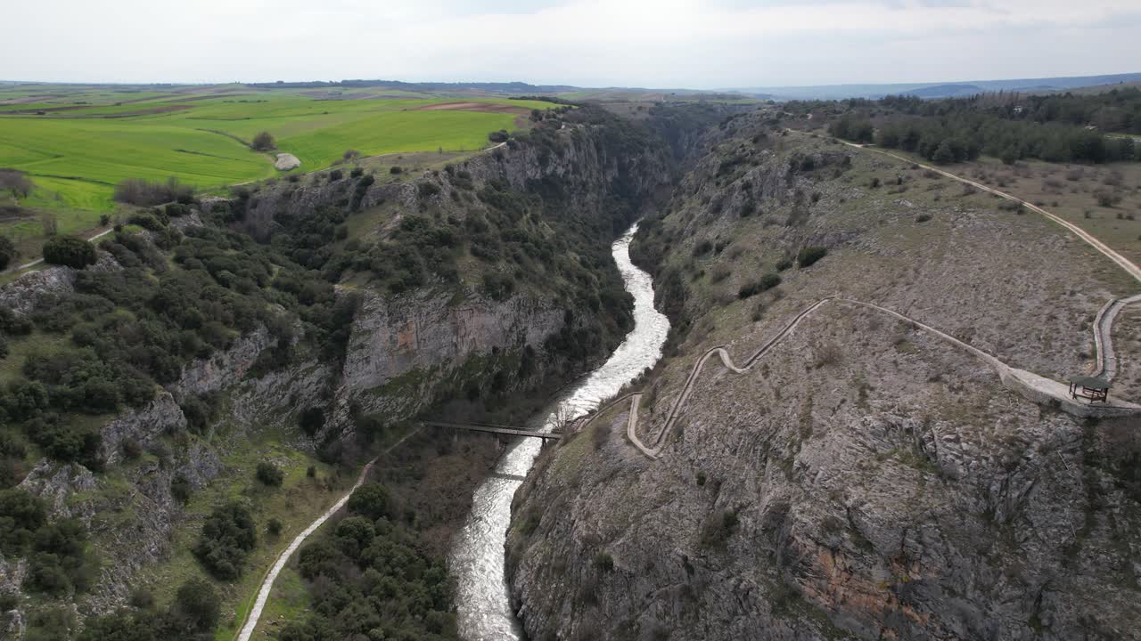 Vista panoramica aerea della Gola dell'Aggitis, ripresa con dolly da drone, natura della campagna greca nella regione di Serres.
