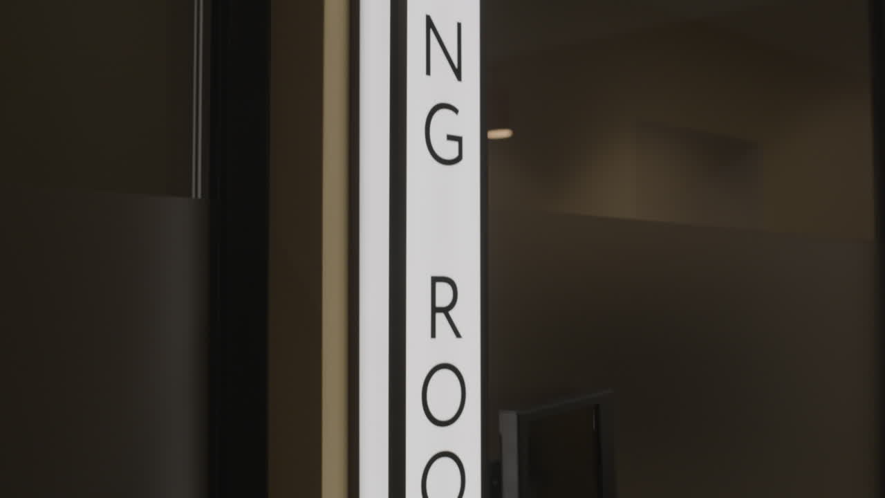 знак в комнате для встреч