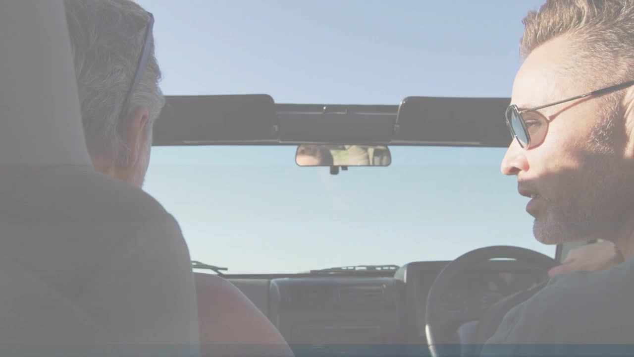 Autista che inizia a parlare con uomini che parlano, gesticolando mentre guidano, con un HUD auto animato che guida la navigazione