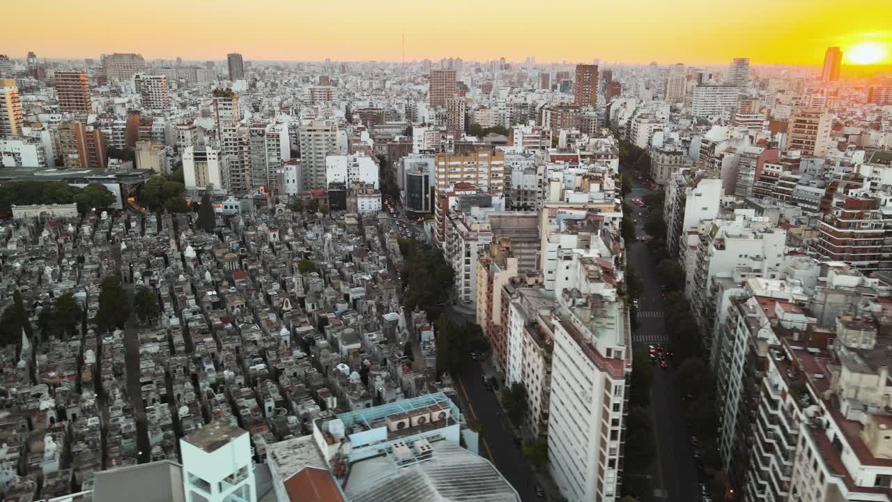 석양 부에노스아이레스의 레콜레타 지구와 공동묘지의 공중 시차