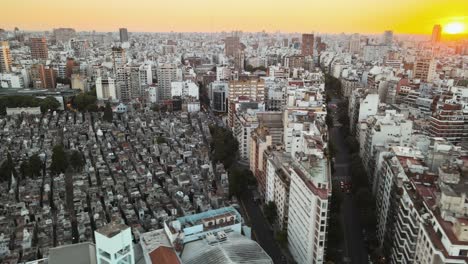 toma aérea de paralaje del barrio de la recoleta y el cementerio en buenos aires al atardecer