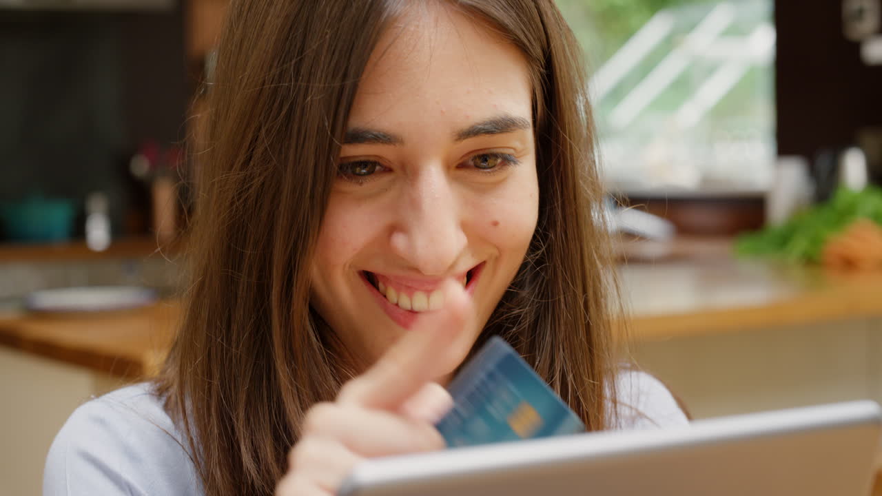 mujer comprando en línea y bebiendo café