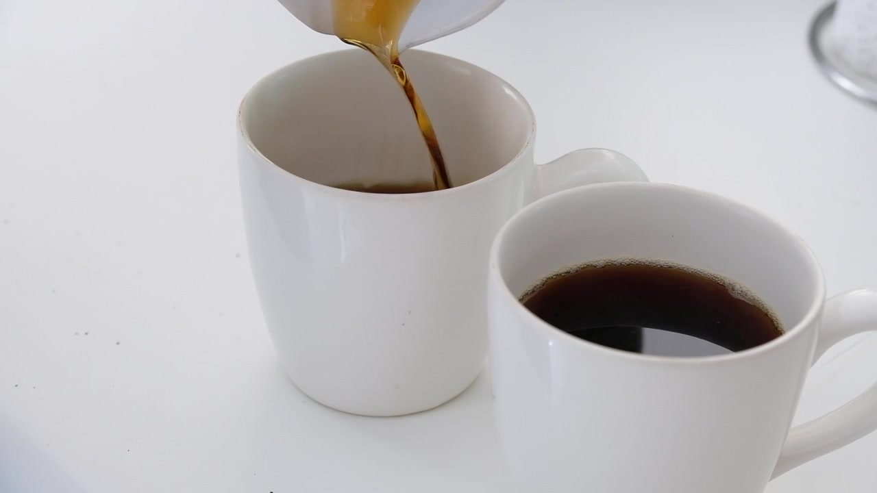 Caffè appena preparato versato in una tazza