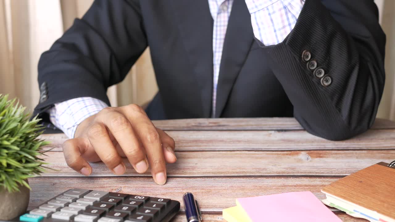 在他的辦公桌上工作的商人