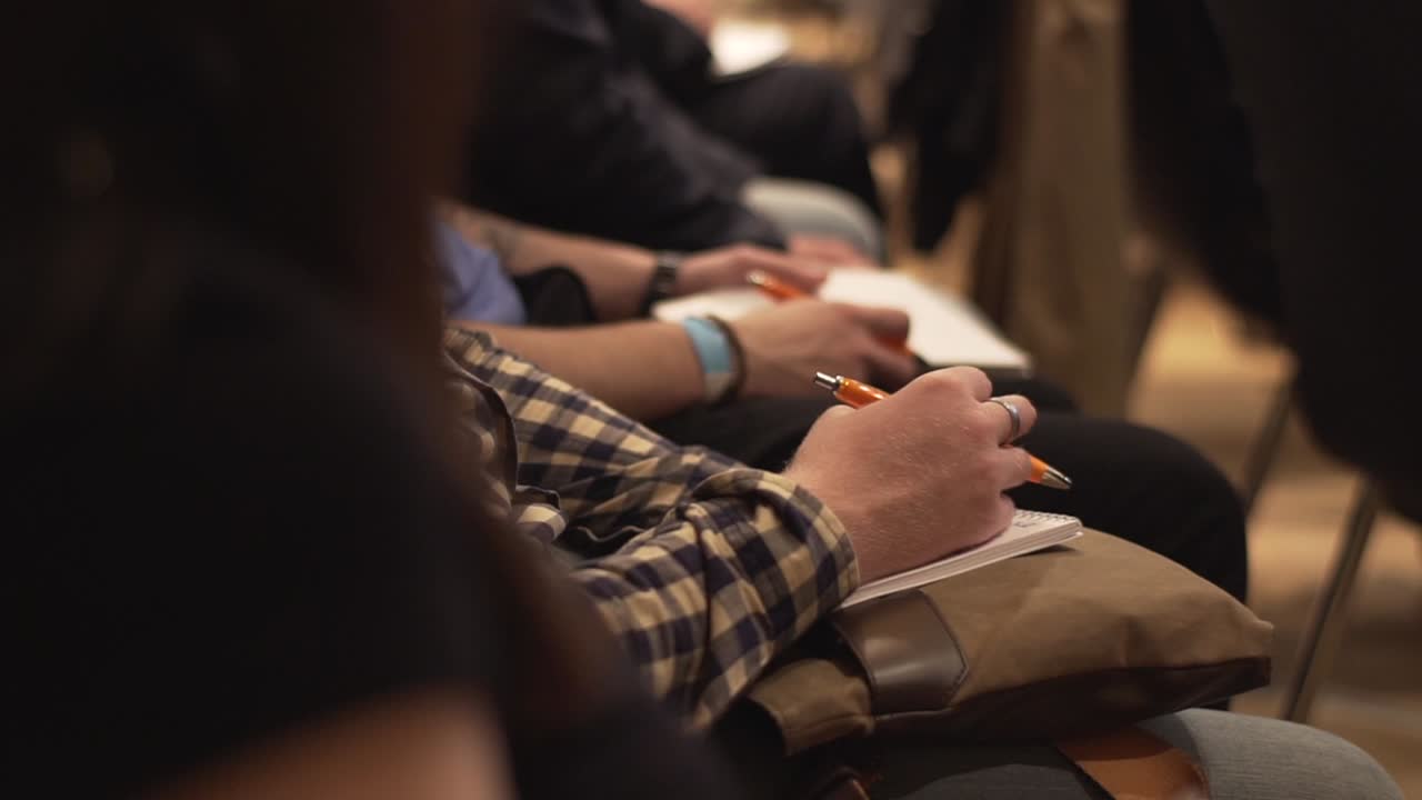 회의에서 메모를 하는 사람 들