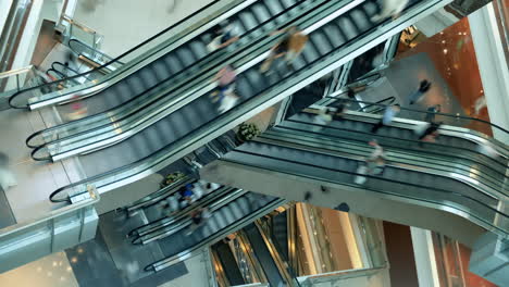 Personas-En-Escaleras-Mecánicas-En-El-Moderno-Centro-Comercial