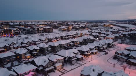 Vista-Aérea-De-Casas-Suburbanas-En-Invierno-En-La-Ciudad-De-Calgary-Durante-El-Invierno