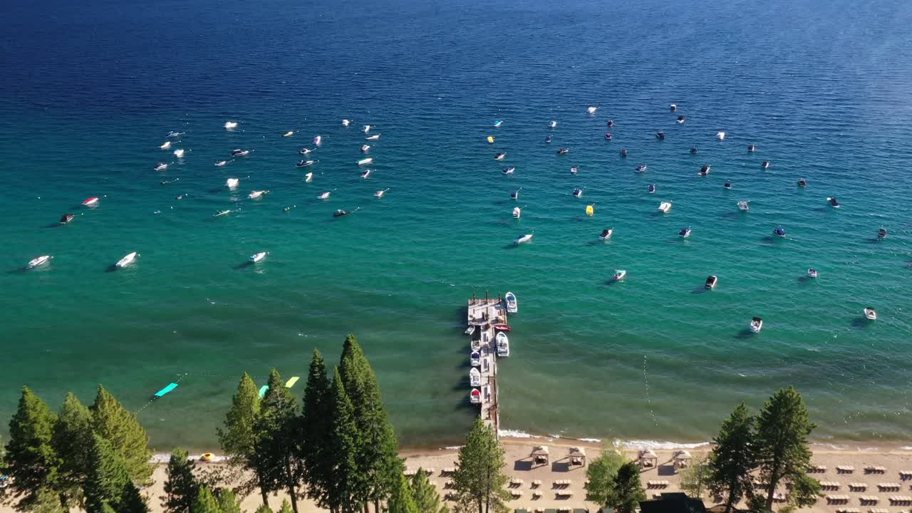 화창한 여름날 물에 정박한 보트가 있는 타호 호수의 해변 휴양지