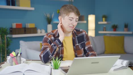 estudiante con dolor de oído.