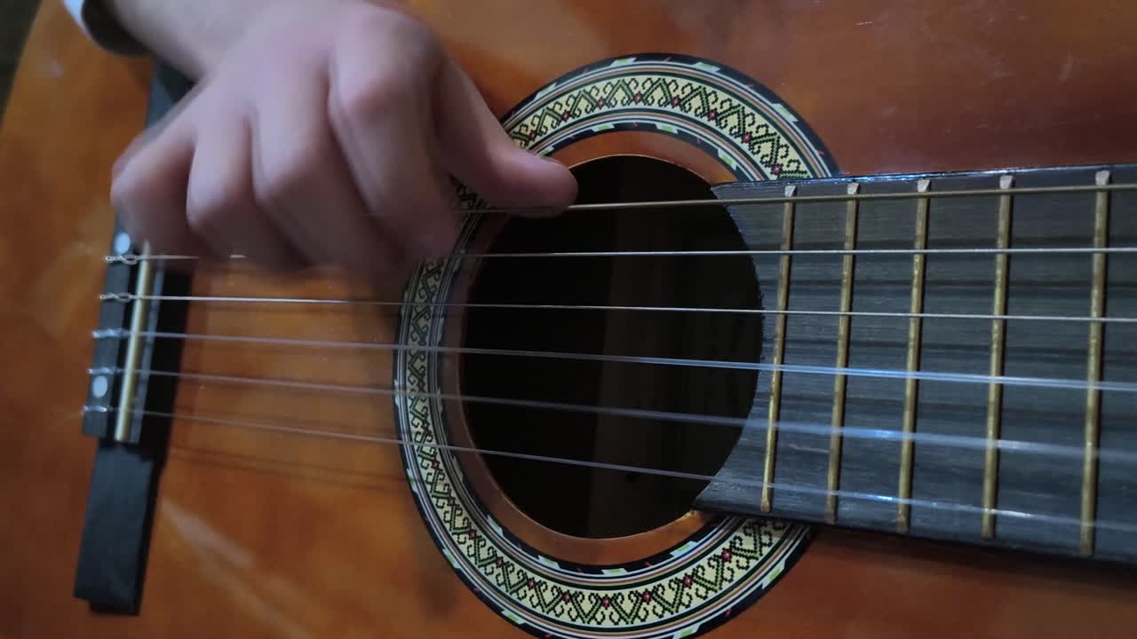 Bambino che impara da vicino - Suona la chitarra acustica