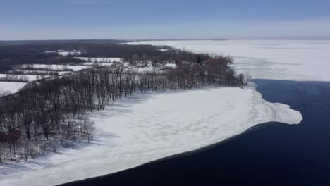 toma aérea sobre un río en invierno en un día soleado