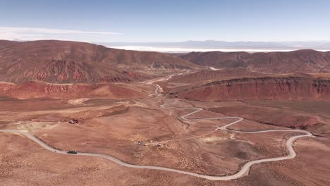 drone de seguimiento aéreo órbita con vistas a camión viajando ruta 52