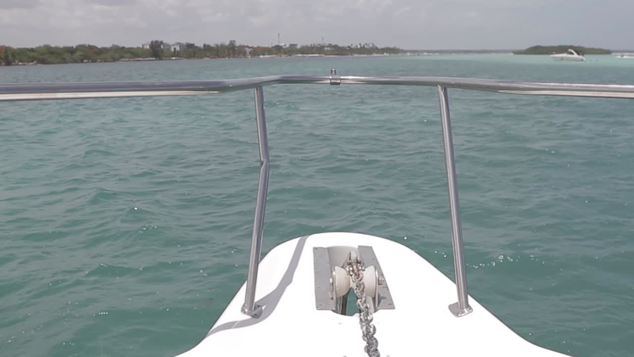 barco pov - barco de vela veloz velero que se desliza en el océano