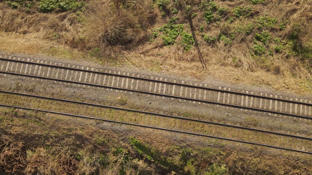 화창한 날 시골 지역의 철로 위에서 아래로 - 드론 상승