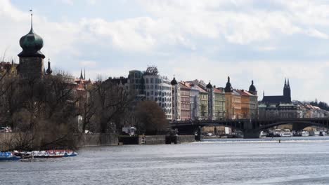 Milunićs-Und-Gehrys-Tanzhaus,-Gesehen-Von-Der-Schützeninsel-Prag,-Tschechische-Republik