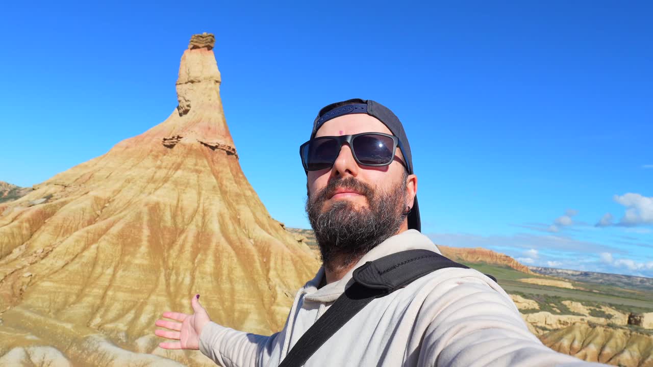 Uomo che posa di fronte a una formazione rocciosa nelle Bardenas Reales