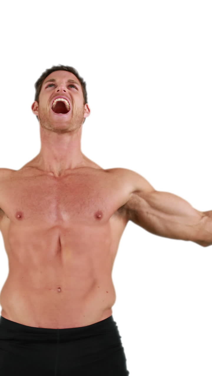 장갑을 입은 심각한 근육 권투 선수 연습