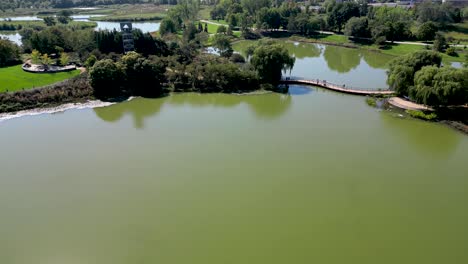 Hermoso-Video-Panorámico-Aéreo-De-Drones-De-Alta-Resolución-4k-De-Los-Famosos-Jardines-Botánicos-De-Chicago-Durante-Un-Hermoso-Día-Soleado---EE.UU.