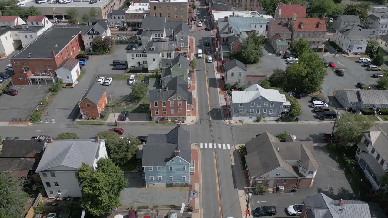 Veduta aerea con drone del centro di Leesburg.