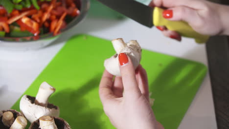 preparing mushrooms for cooking