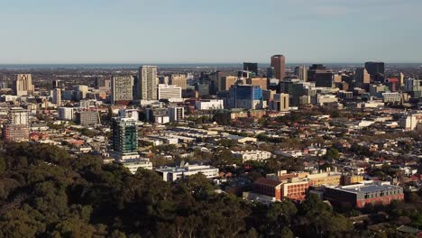 Drohnenaufnahme-Des-Adelaide-CBD,-Der-Sich-Von-Links-Nach-Rechts-Bewegt-Und-Sich-Der-Stadt-Nähert,-Mit-Den-Adelaide-Parklands-Im-Vordergrund