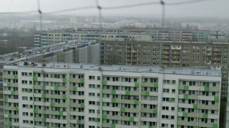 Um antigo edifício de apartamentos cinzento num subúrbio oriental em Berlim, Alemanha.