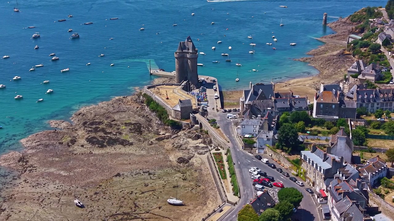 Droneudsigt over Solidor-tårnet med udsigt over dets strand og bugten i Saint-Malo, det vestlige Frankrig.