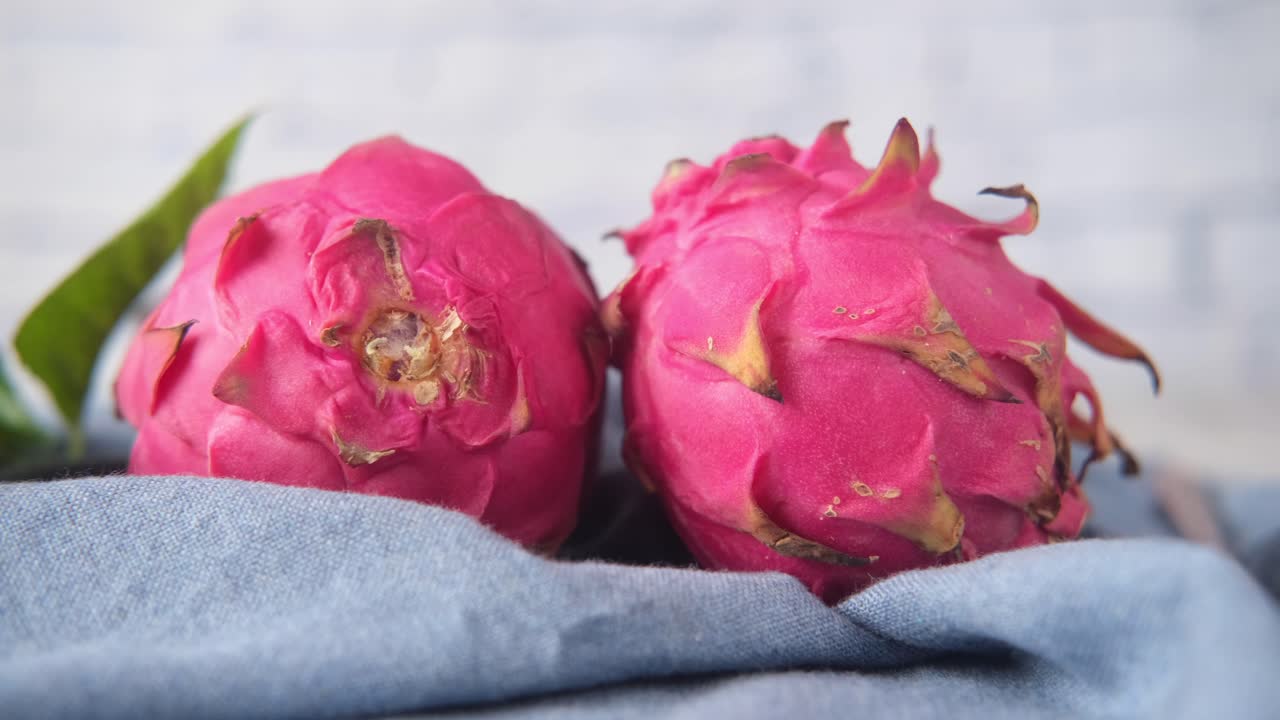 Primo piano di due pitaya rosa