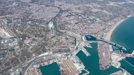 vista aérea de alta altitud de la ciudad de valencia en españa en una espléndida mañana soleada, tomada desde la cabina de un avión que sale del aeropuerto