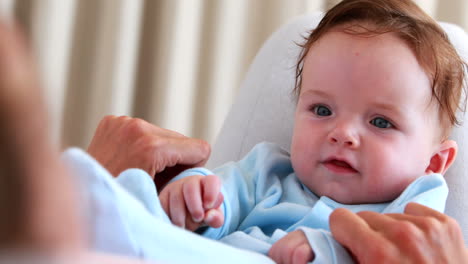 Niño-En-Babygro-Azul-Jugando-Con-La-Madre