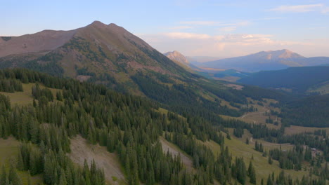 Vista-Aérea-Desde-La-Cima-De-Una-Cresta-En-Las-Montañas-Rocosas-De-Colorado-En-Un-Hermoso-Día-De-Verano