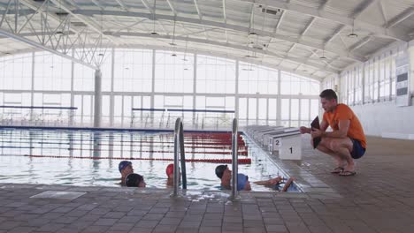 Schwimmtrainer-Spricht-Mit-Schwimmern