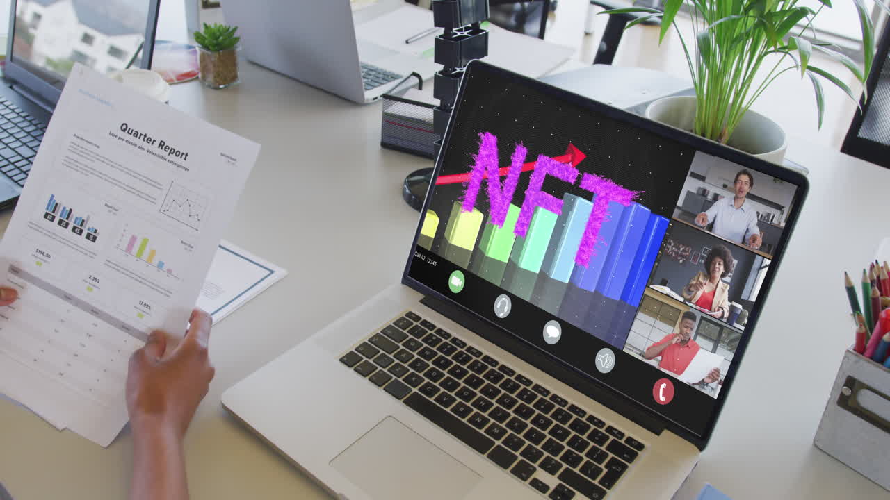 mujer de negocios afroamericana que usa una computadora portátil para videollamadas con diversos colegas de negocios