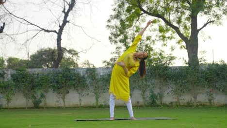 Indisches-Mädchen-Macht-Stretching-Yoga-Übungen