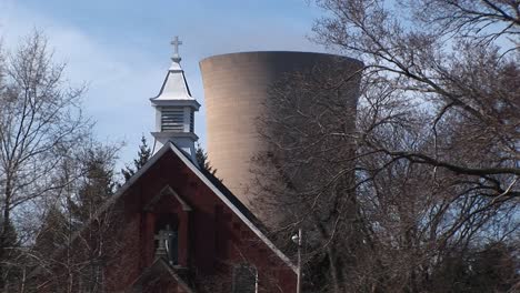 una iglesia está ubicada cerca de una planta de energía nuclear