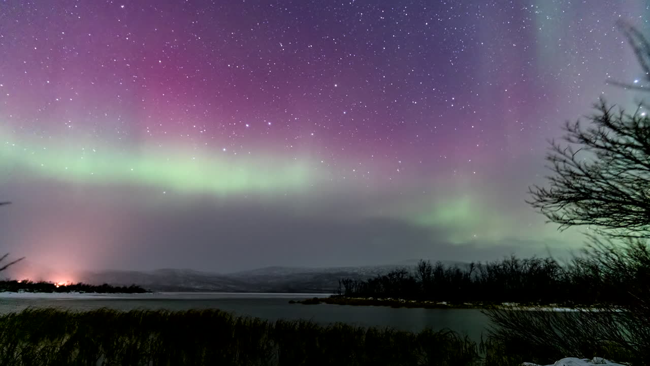 cielos nocturnos estrellados con coloridas auroras boreales sobre el río en finlandia.