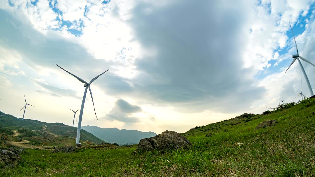 equipos de energía eólica en la montaña