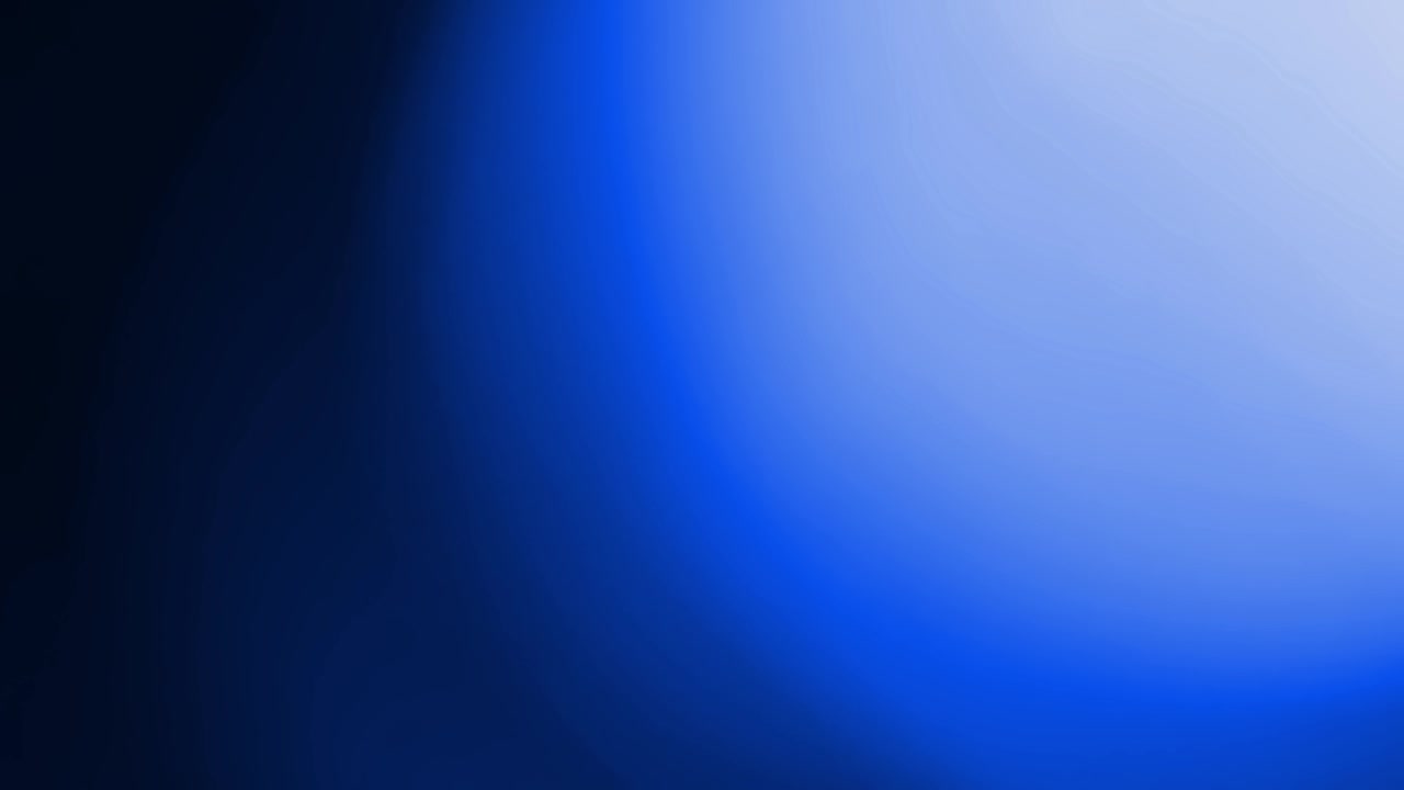 Una delicata perdita di luce blu atmosferica si riversa su uno sfondo nero. Perfetta per creare un effetto di sovrapposizione cinematografico, futuristico o suggestivo