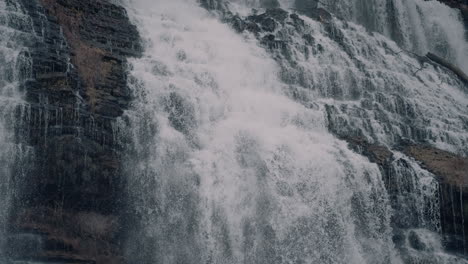cataratas que caen en cascada por las rocas poderosas