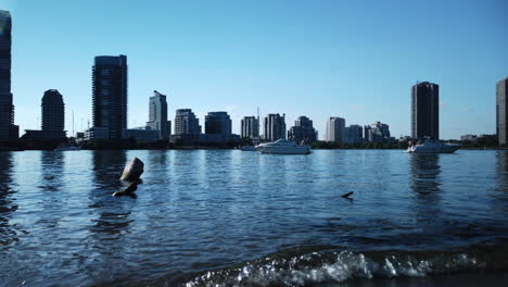 Low-Angle-Bewegungszeitraffer-Der-Skyline-Einer-Eigentumswohnung-Und-Der-An-Der-Humber-Bay-Festgemachten-Boote