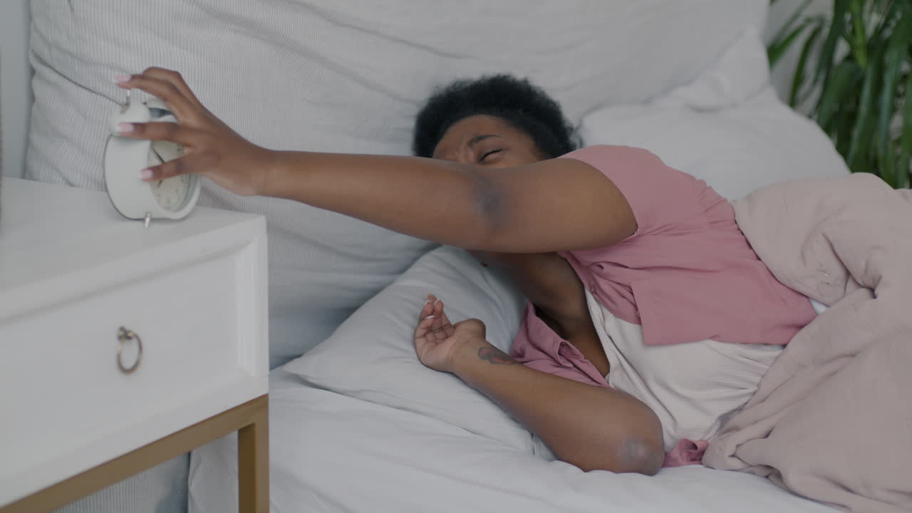 Donna che si sveglia dal letto