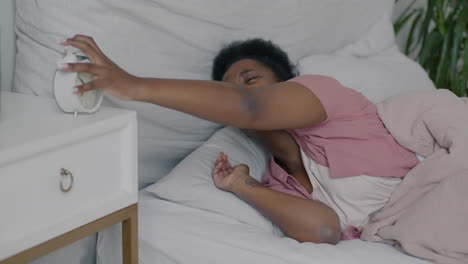mujer despertando de la cama