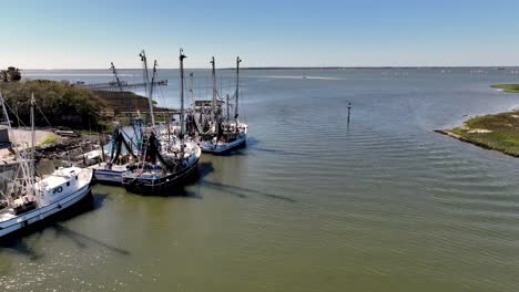 Garnelenboote,-Garnelentrawler-Entlang-Des-Shem-Creek-In-Der-Nähe-Von-Charleston,-South-Carolina