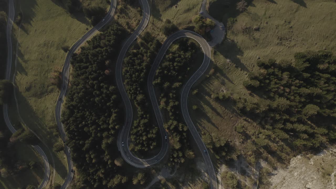 paso de carretera de montaña | 4k | dji mavic 2 pro d-log - perfecto para gradación de color